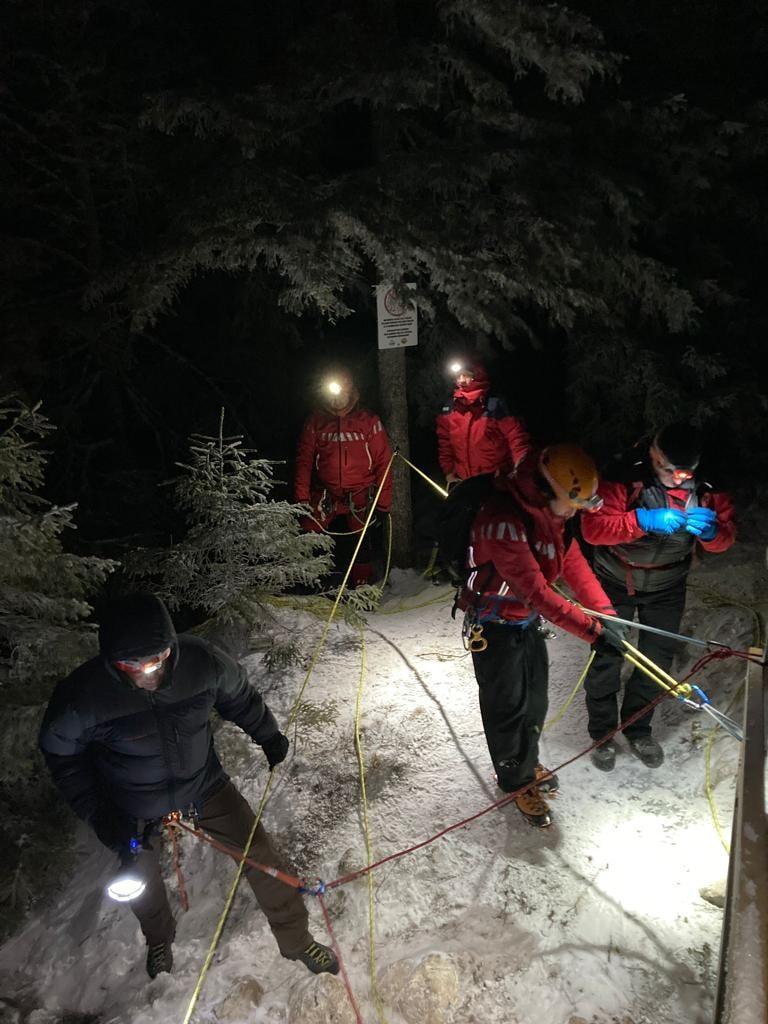 Salvamont, intervenţie de urgenţă pe creasta Giumalău din Suceava. O turistă este blocată de două ore 749328