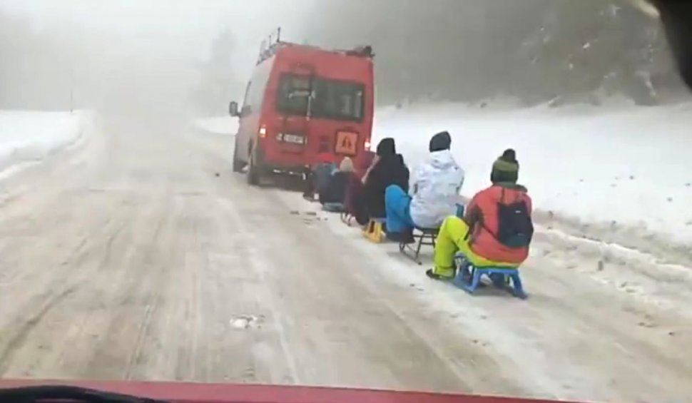 Şase copii pe sănii traşi de un microbuz pe o şosea acoperită de zăpadă: "Ăştia nu-s sănătoşi la cap!"
