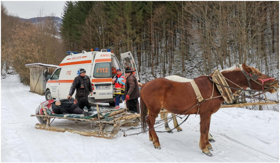 O bătrână cu piciorul rupt, dusă cu sania trasă de cai la Ambulanţa care nu putea urca de zăpadă, în Hunedoara
