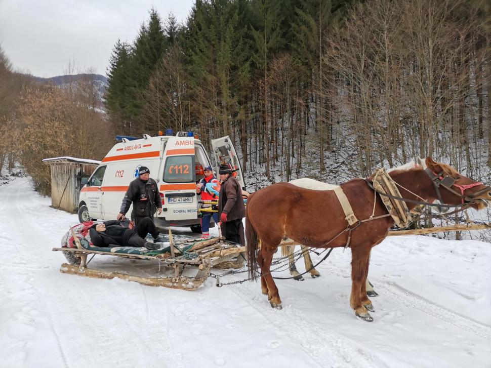 O bătrână cu piciorul rupt, dusă cu sania trasă de cai la Ambulanţa care nu putea urca de zăpadă, în Hunedoara 749448