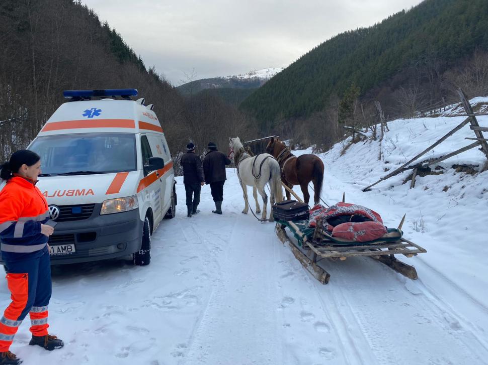 O bătrână cu piciorul rupt, dusă cu sania trasă de cai la Ambulanţa care nu putea urca de zăpadă, în Hunedoara 749450