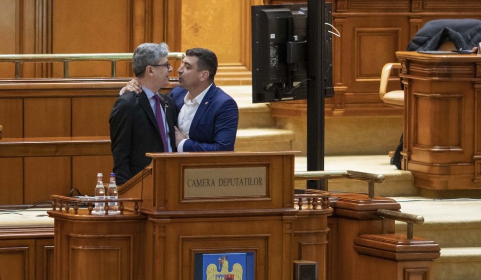 Virgil Popescu, luat de gât de George Simion la tribuna Parlamentului: "Ești un hoț/ Ești un prost!"
