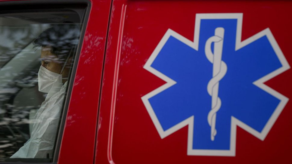 O ambulanţă SMURD s-a izbit de o maşină în toiul nopţii, paramedicul a fost rănit, la Cluj