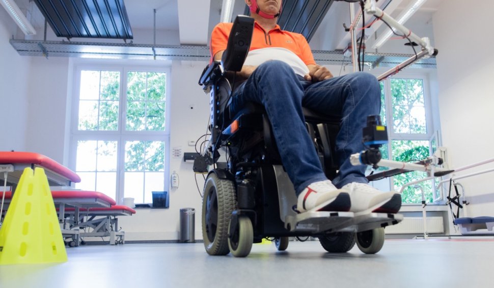 Un bărbat paralizat, cu coloana vertebrală complet secţionată într-un accident de motocicletă, a reuşit să meargă din nou
