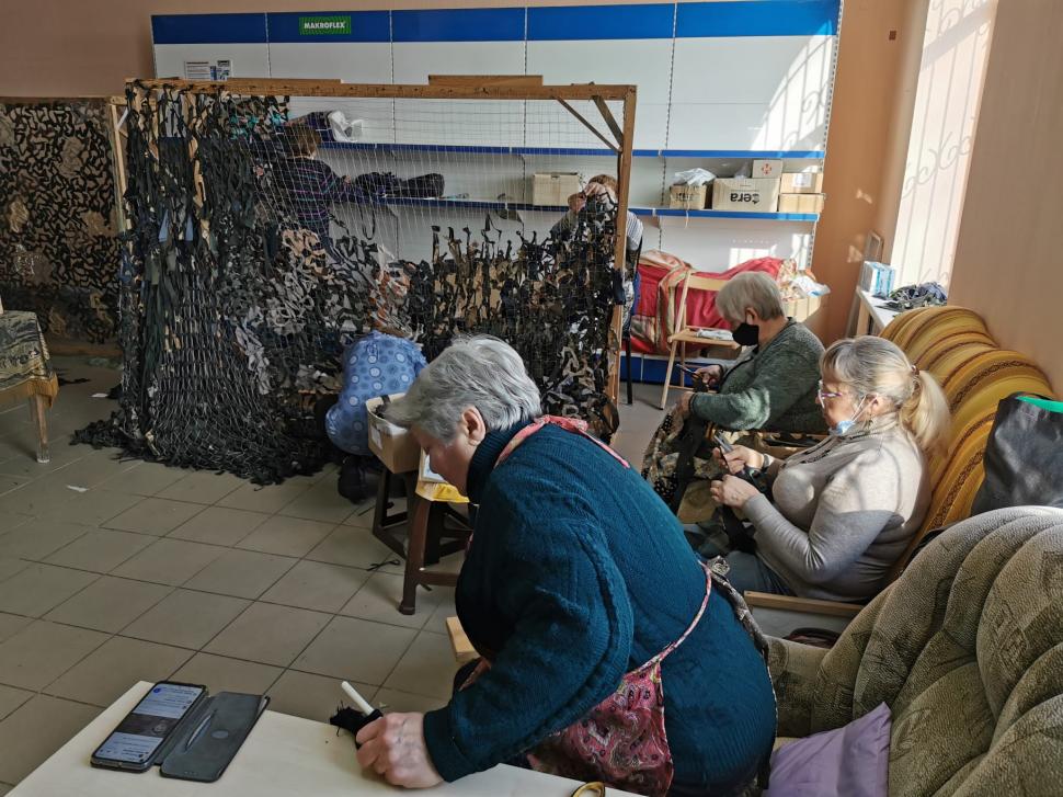 Antena 3, în direct de pe linia frontului | Bunicile războinice din Ucraina, sprijin pentru militarii care luptă cu separatiștii pro-ruşi: "Aici am copii, nepoţi, trebuie să-i apăr" 749823