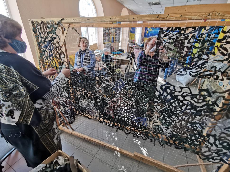 Antena 3, în direct de pe linia frontului | Bunicile războinice din Ucraina, sprijin pentru militarii care luptă cu separatiștii pro-ruşi: "Aici am copii, nepoţi, trebuie să-i apăr" 749827