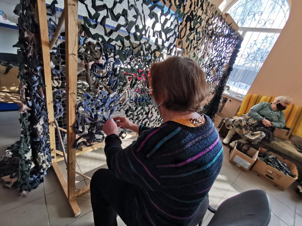 Antena 3, în direct de pe linia frontului | Bunicile războinice din Ucraina, sprijin pentru militarii care luptă cu separatiștii pro-ruşi: "Aici am copii, nepoţi, trebuie să-i apăr" 749833