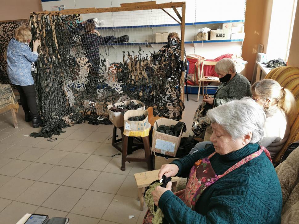 Antena 3, în direct de pe linia frontului | Bunicile războinice din Ucraina, sprijin pentru militarii care luptă cu separatiștii pro-ruşi: "Aici am copii, nepoţi, trebuie să-i apăr" 749834