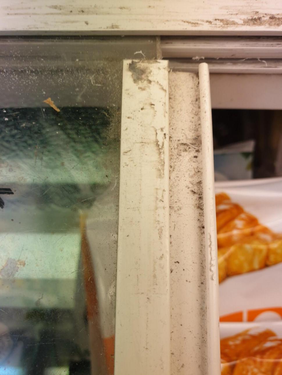 Gândaci, produse expirate și mizerie. Două supermarketuri din București au fost închise 749767