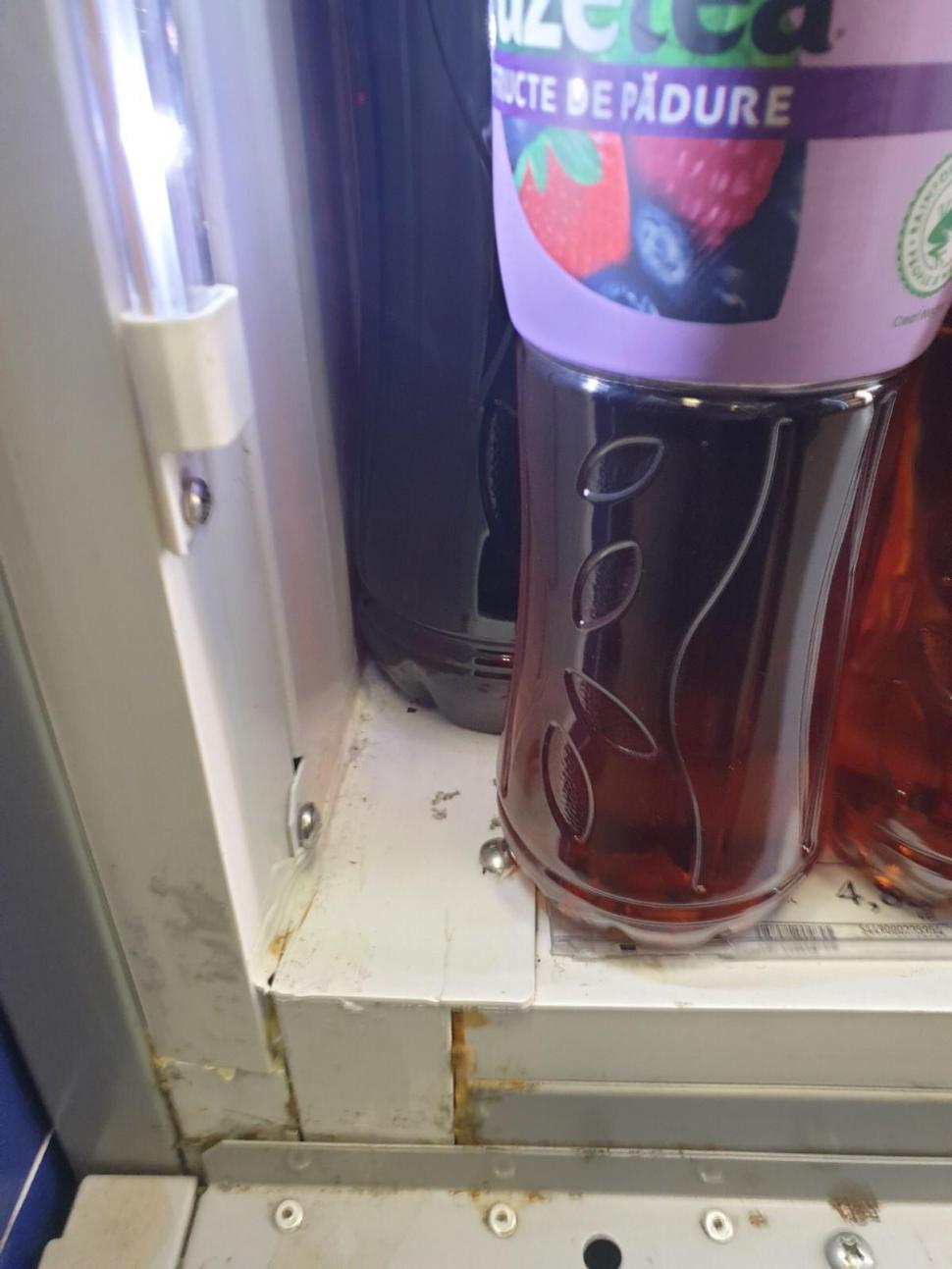 Gândaci, produse expirate și mizerie. Două supermarketuri din București au fost închise 749768