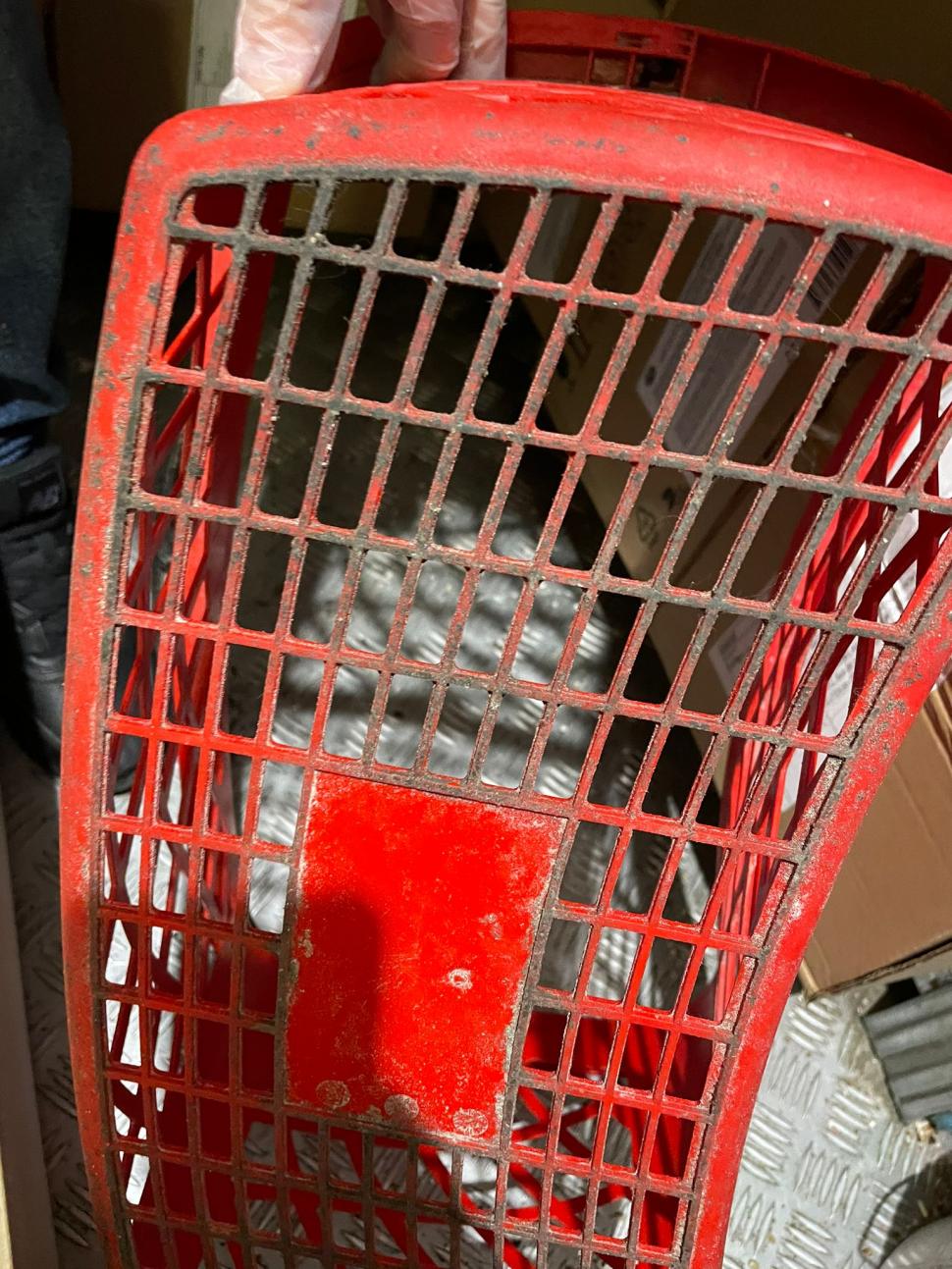 Gândaci, produse expirate și mizerie. Două supermarketuri din București au fost închise 749770