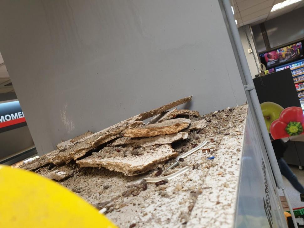 Gândaci, produse expirate și mizerie. Două supermarketuri din București au fost închise 749772