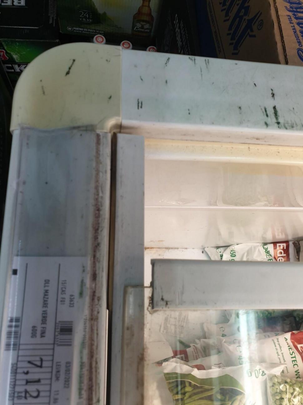 Gândaci, produse expirate și mizerie. Două supermarketuri din București au fost închise 749775