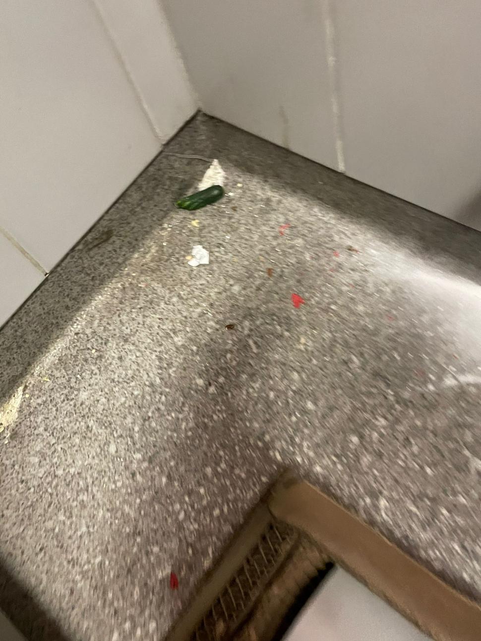 Gândaci, produse expirate și mizerie. Două supermarketuri din București au fost închise 749778