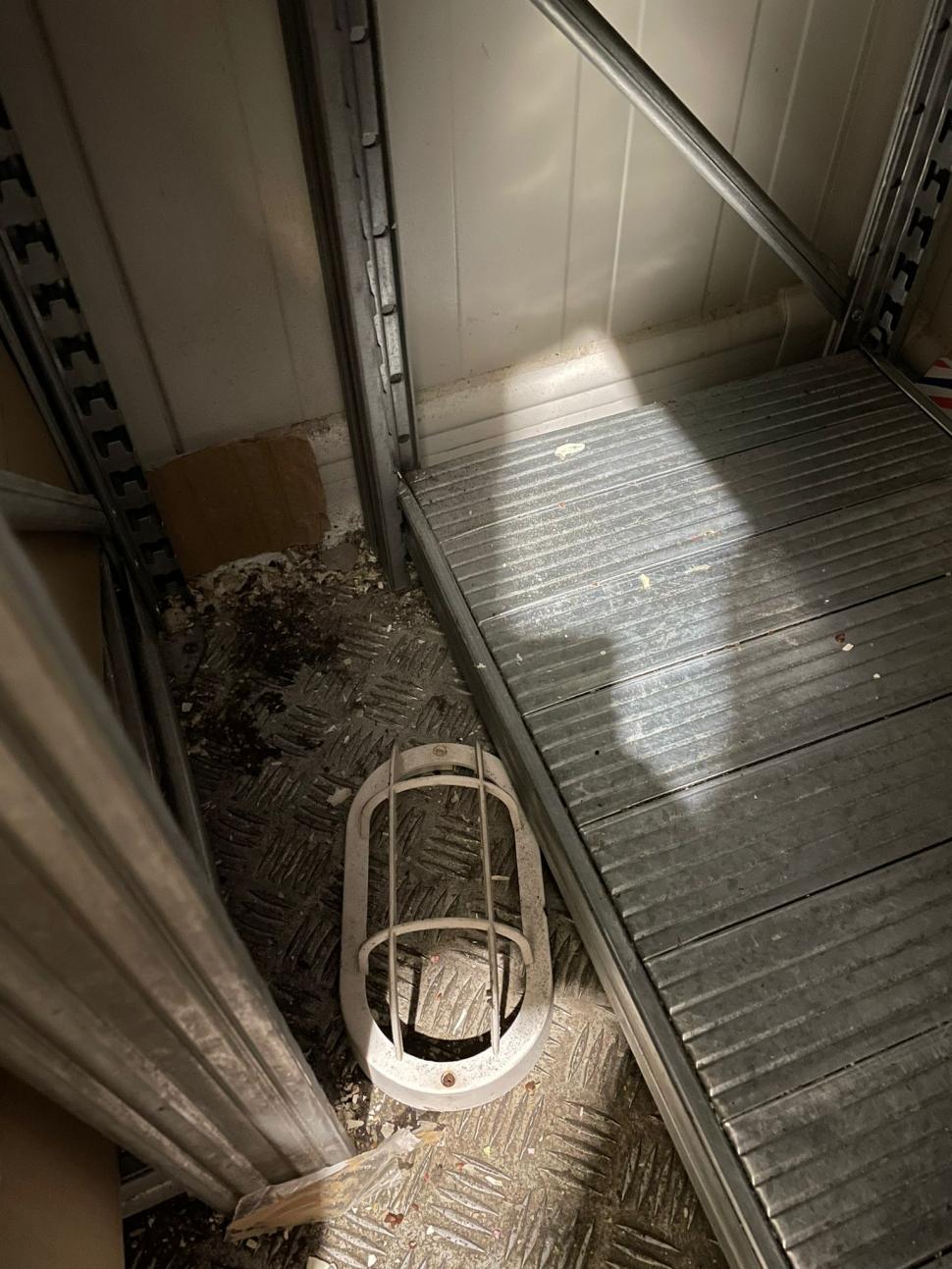 Gândaci, produse expirate și mizerie. Două supermarketuri din București au fost închise 749780