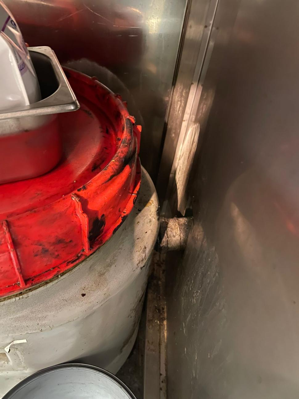 Gândaci, produse expirate și mizerie. Două supermarketuri din București au fost închise 749782