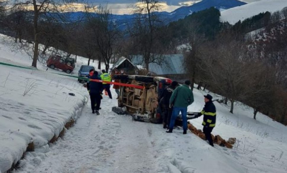 Un şofer a murit după ce s-a răsturnat cu maşina pe un drum forestier din Apuseni