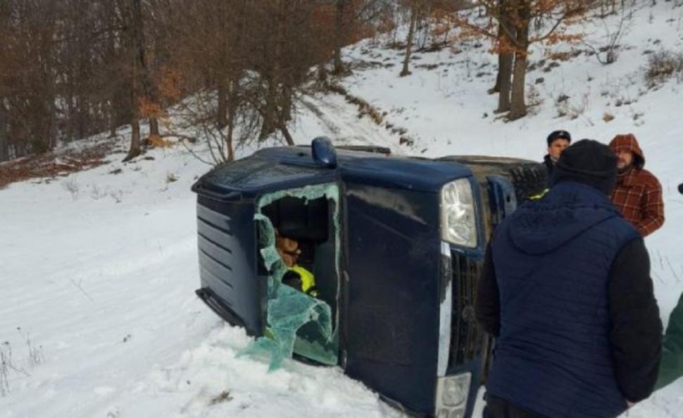 Un şofer a murit după ce s-a răsturnat cu maşina pe un drum forestier din Apuseni 749805