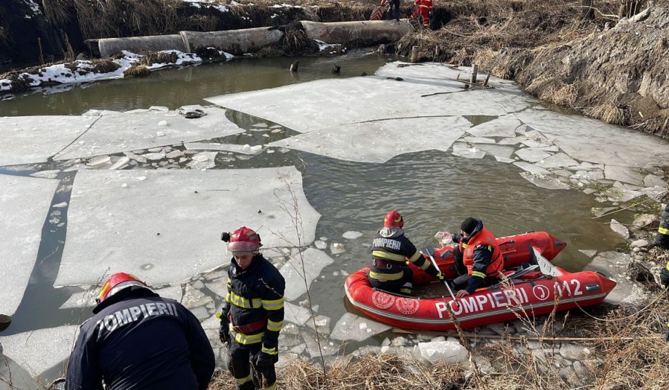 O tânără şi un bărbat au murit după ce au căzut cu maşina într-o groapă cu apă, în satul Liteni din Suceava