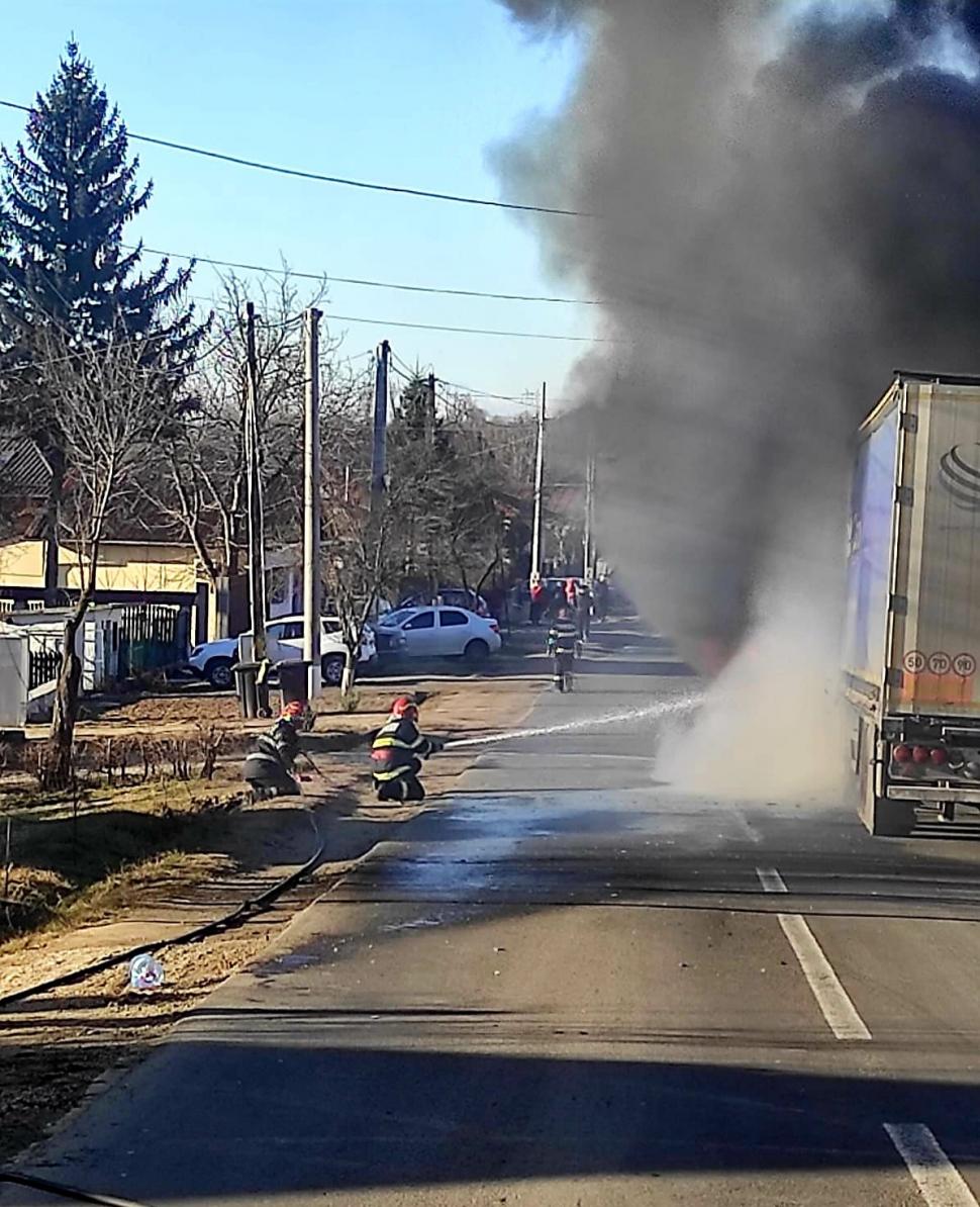 Un TIR încărcat cu îngrăşământ a luat foc în Crevedia Mare 749796