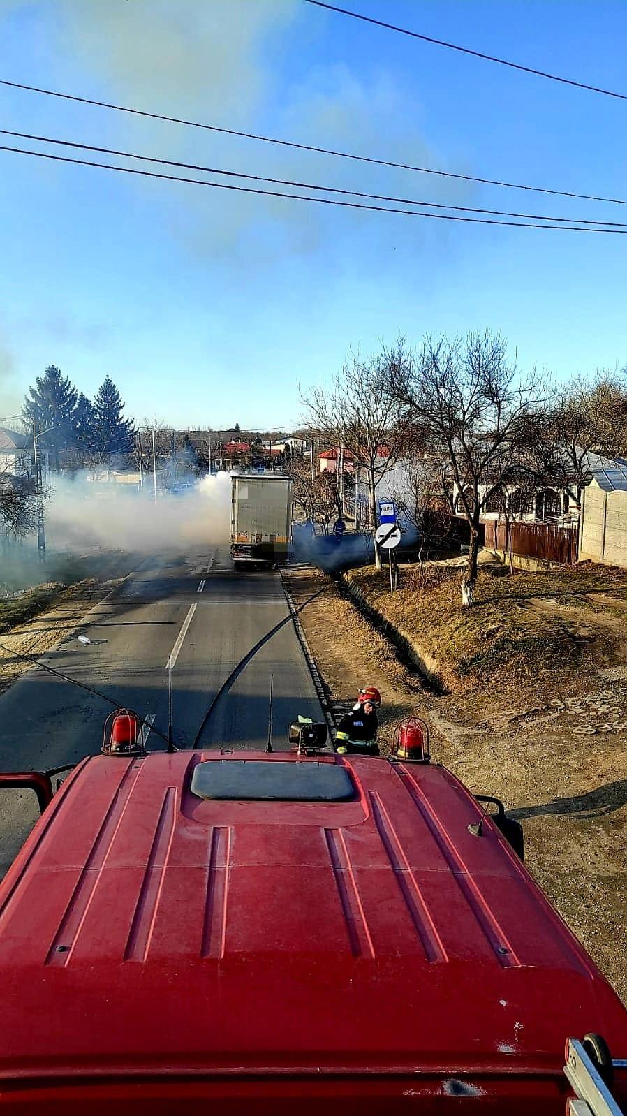 Un TIR încărcat cu îngrăşământ a luat foc în Crevedia Mare 749798