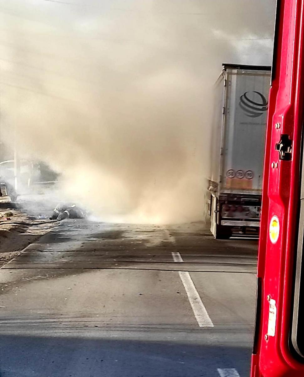 Un TIR încărcat cu îngrăşământ a luat foc în Crevedia Mare 749799