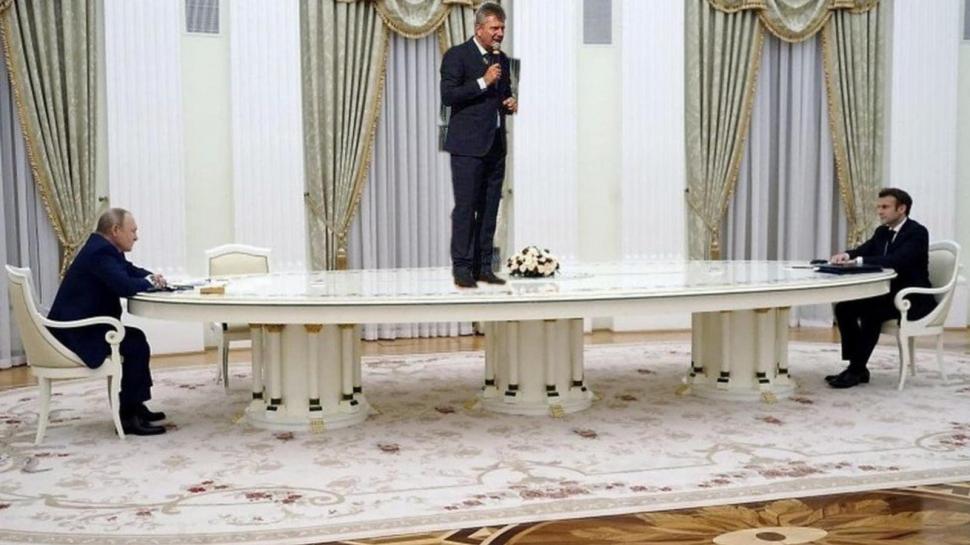 Val de glume după întâlnirea Putin - Macron, care a avut loc la o masă lungă de șase metri 749852
