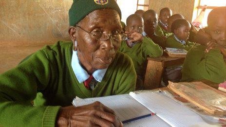 Înapoi la școală, la 98 de ani. O femeie din Kenya, exemplu pentru următoarea generație