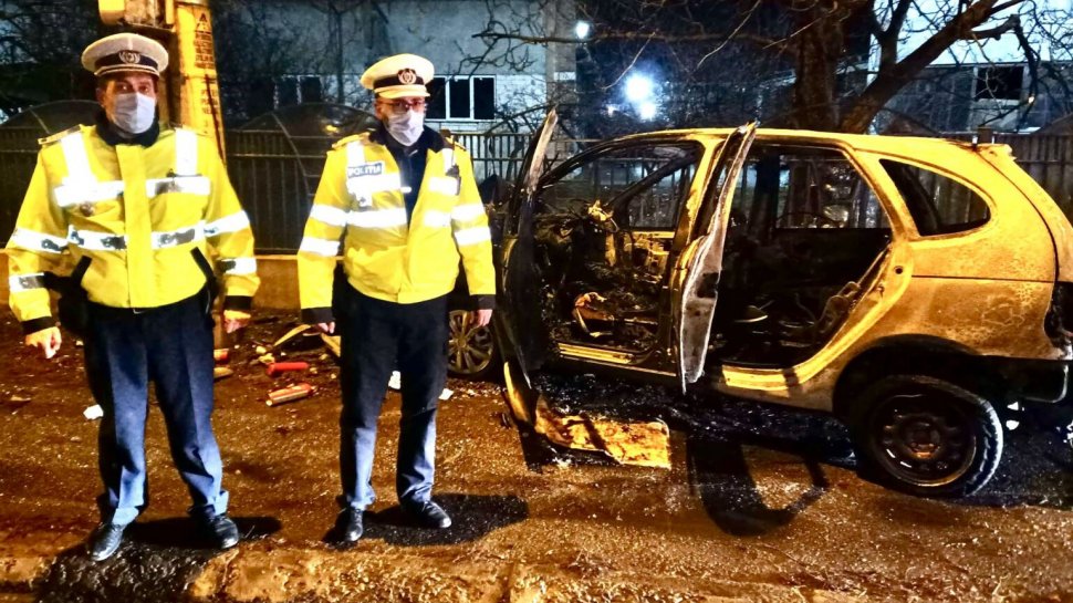 Doi poliţişti din Piatra-Neamţ au salvat un tânăr de la moarte, după ce a intrat cu maşina într-un stâlp şi a luat foc