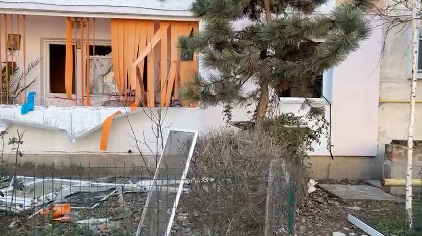 Explozie într-un bloc din Craiova, din cauza unui aragaz. O femeie a suferit arsuri