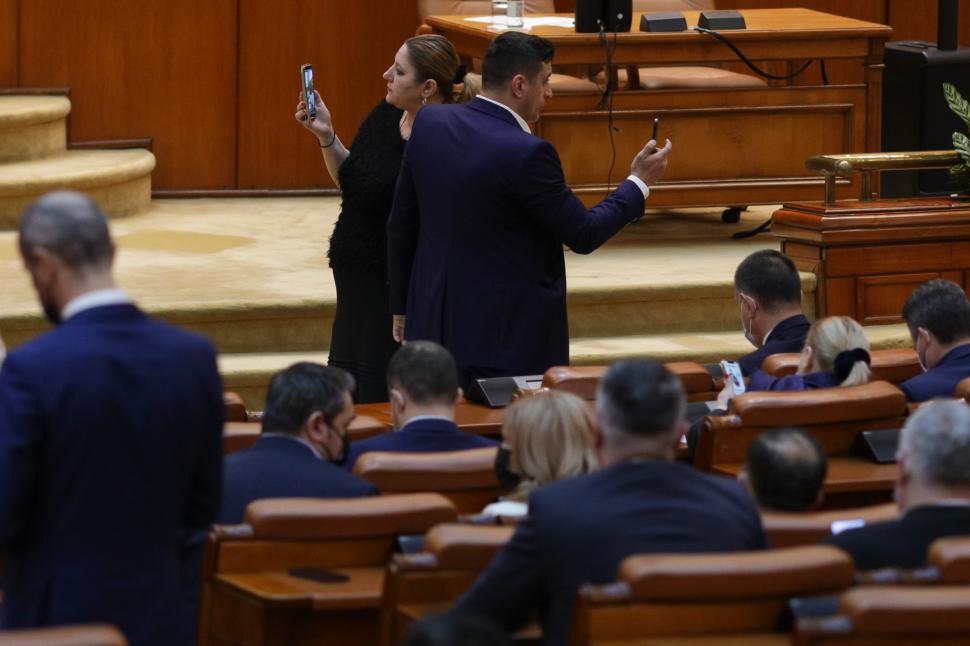 Un nou scandal în care este implicat liderul AUR, George Simion: "Ia-ţi maimuţa de aici!" 750007