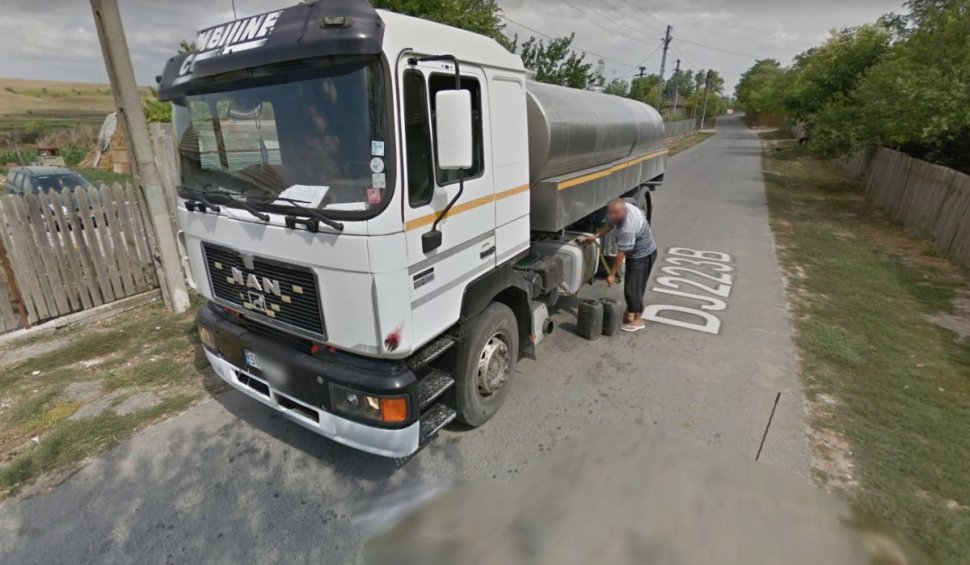 Şofer român de TIR viral pe TikTok, după ce a fost prins de maşina Google Street View când fura motorină