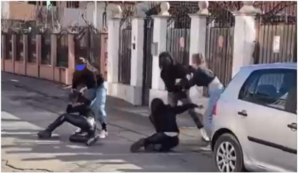 Mai multe eleve filmate când se băteau în mijlocul străzii, în faţa şcolii, la Focşani