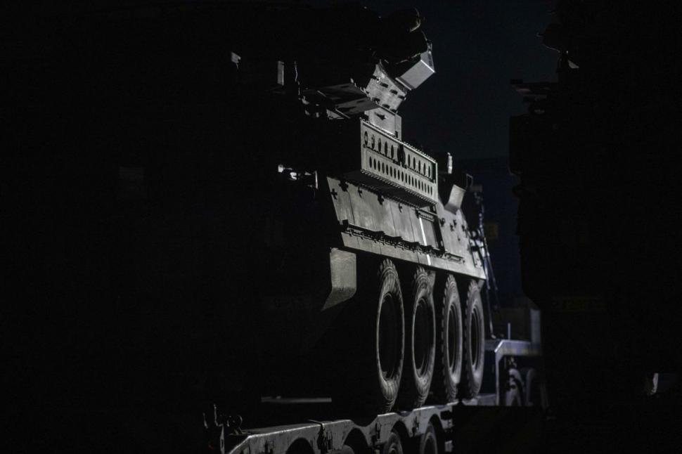 Convoaiele americane cu tehnică militară traversează România. Zece autocare cu soldați au ajuns în țară 750213