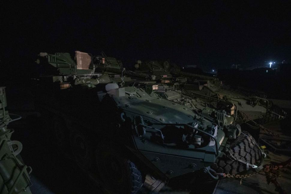 Convoaiele americane cu tehnică militară traversează România. Zece autocare cu soldați au ajuns în țară 750215