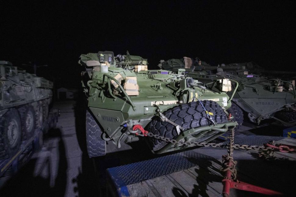 Convoaiele americane cu tehnică militară traversează România. Zece autocare cu soldați au ajuns în țară 750216