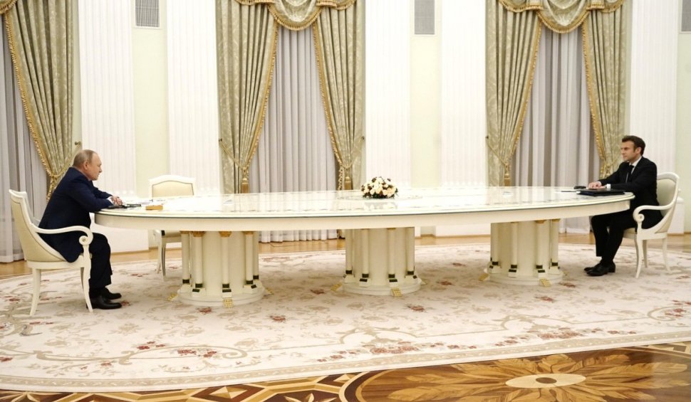Covorul din camera unde s-au întâlnit Putin și Macron poate fi cumpărat și din România. Comentariile internauților: "Poate fi împachetat un președinte în el?"