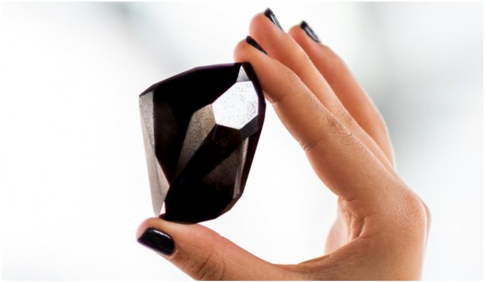 Un diamant negru de un miliard de ani s-a vândut pentru 4,3 milioane de dolari. Ar fi fost adus pe Pământ de un asteroid