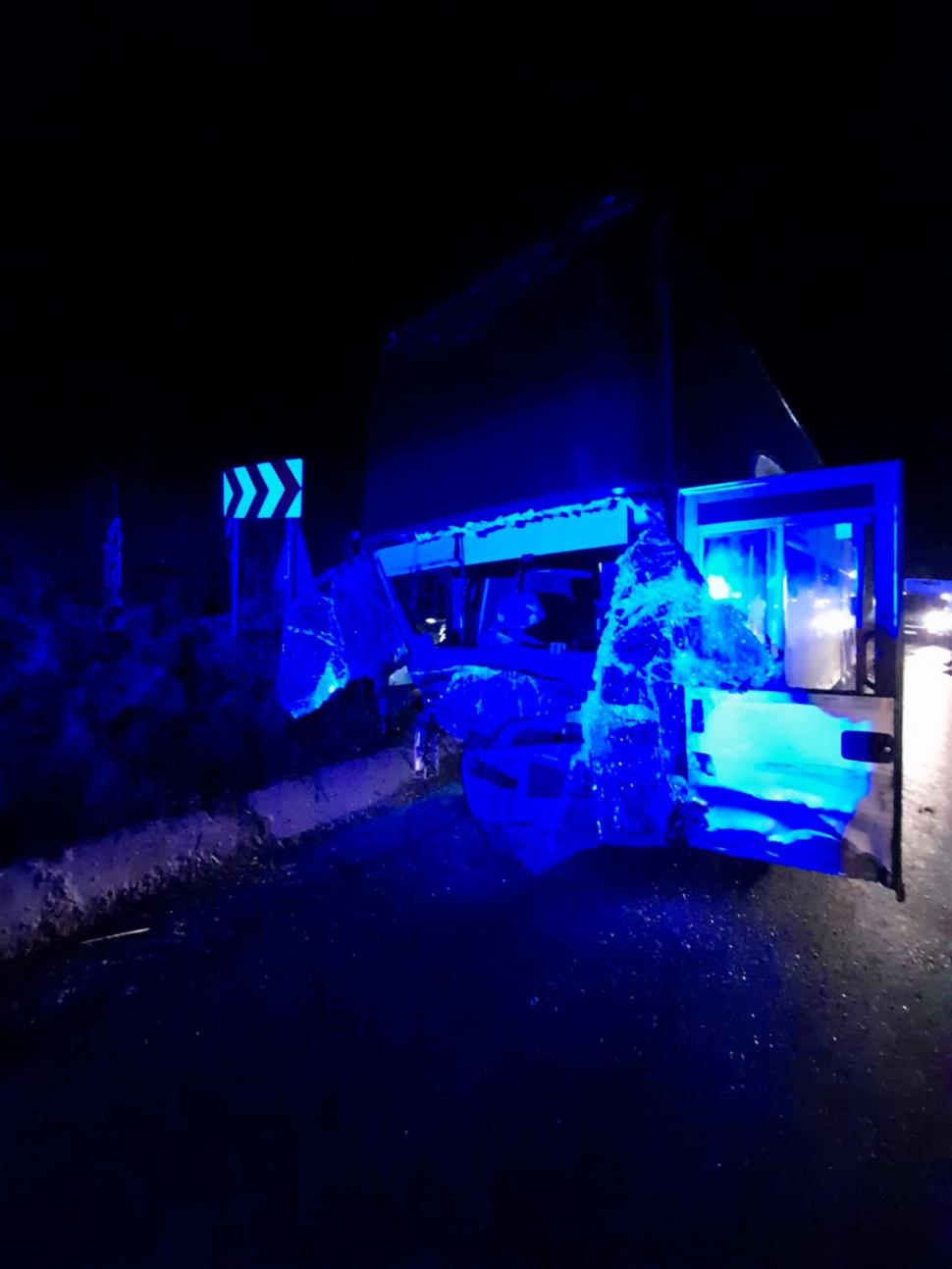 Impact frontal între un autocar cu 60 de pasageri și o mașină, la Suceava. Un tânăr de 20 de ani a murit pe loc 750165