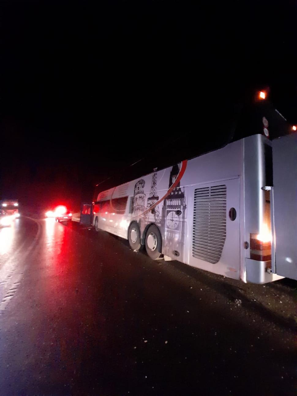 Impact frontal între un autocar cu 60 de pasageri și o mașină, la Suceava. Un tânăr de 20 de ani a murit pe loc 750167