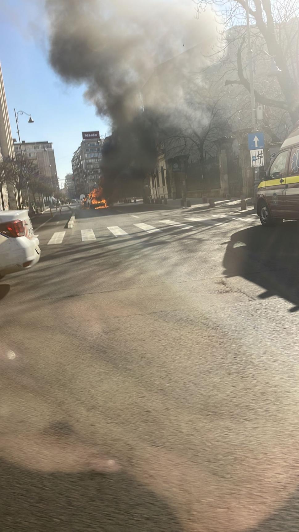 O mașină a luat foc pe Calea Victoriei din Capitală 750286