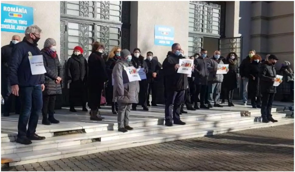Zeci de angajaţi ai Prefecturii Timiş protestează în faţa instituției. Greve de avertisment în întreaga ţară