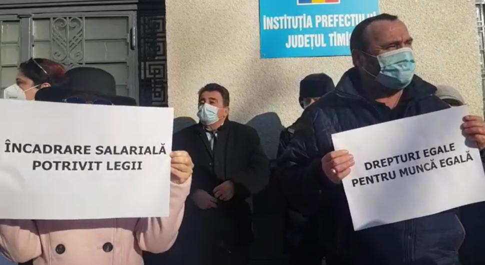 Zeci de angajaţi ai Prefecturii Timiş protestează în faţa instituției. Greve de avertisment în întreaga ţară 750189