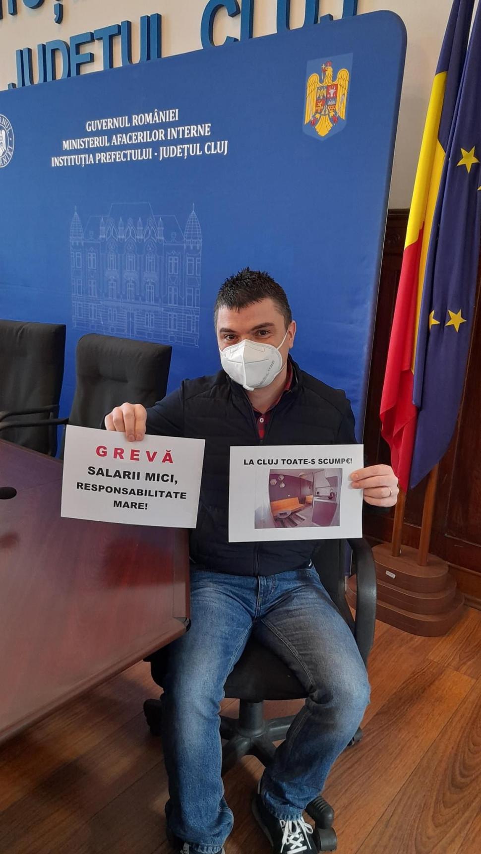 Zeci de angajaţi ai Prefecturii Timiş protestează în faţa instituției. Greve de avertisment în întreaga ţară 750190