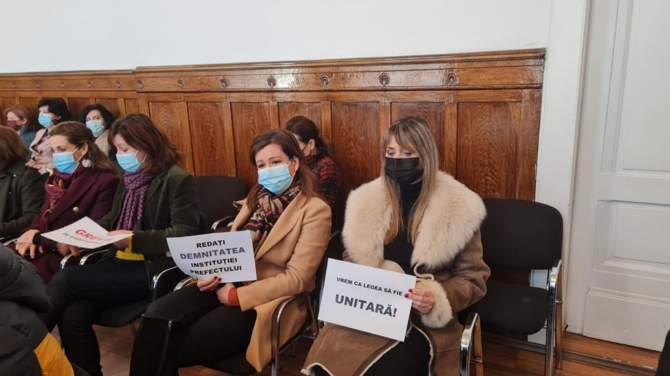 Zeci de angajaţi ai Prefecturii Timiş protestează în faţa instituției. Greve de avertisment în întreaga ţară 750191