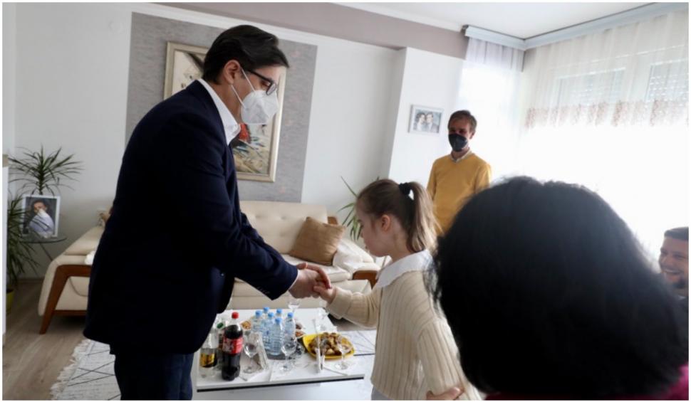 Fetiță cu sindromul Down, agresată de către colegi. Președintele țării a mers cu ea la școală, în Macedonia 750353