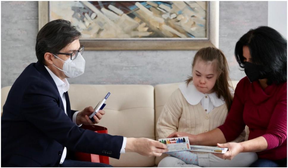 Fetiță cu sindromul Down, agresată de către colegi. Președintele țării a mers cu ea la școală, în Macedonia 750355