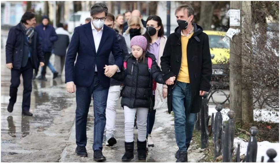 Fetiță cu sindromul Down, agresată de către colegi. Președintele țării a mers cu ea la școală, în Macedonia 750356