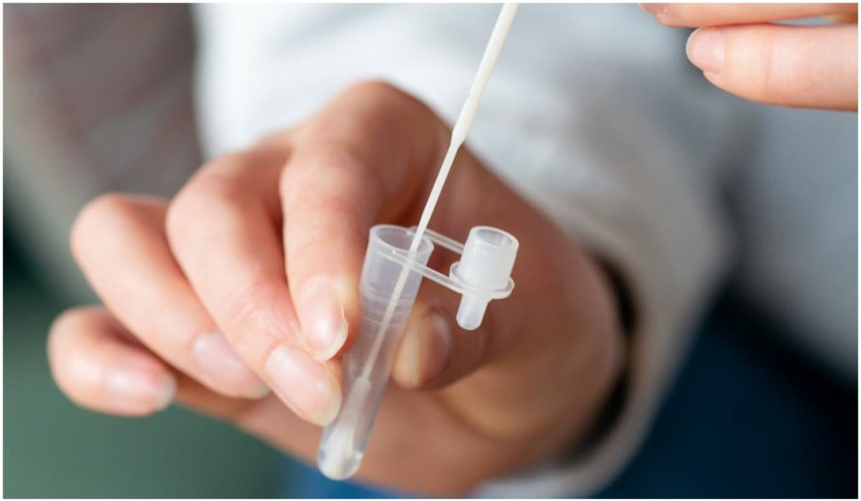 9 simptome Omicron cel mai des întâlnite la persoanele complet vaccinate