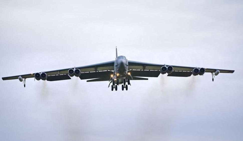 SUA au trimis bombardiere B-52 cu capabilități nucleare în Marea Britanie 750527